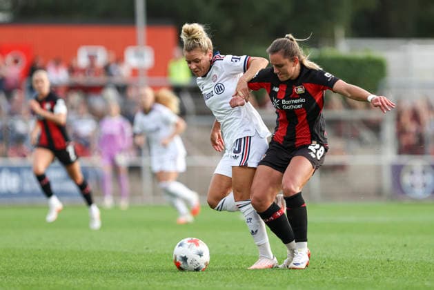 Linda Dallmann (FC Bayern Muenchen) und Paulina Tomasiak (Bayer 04 Leverkusen) im Zweikampf waehrend des Spiels der Frauen Bundesliga zwischen Bayer 04 Leverkusen und FC Bayern Muenchen, Ulrich-Haberland-Stadion am 14. September 2026 in Leverkusen, Deutschland. (Foto von Oliver Kaelke DeFodi Images) +++ Linda Dallmann (FC Bayern Muenchen) und Paulina Tomasiak (Bayer 04 Leverkusen) battle for the ball during the Bundesliga match between Bayer 04 Leverkusen and FC Bayern Muenchen at Ulrich-Haberland-Stadion on September 14, 2026 in Leverkusen, Germany. (Photo by Oliver Kaelke DeFodi Images) DFB DFL REGULATIONS PROHIBIT ANY USE OF PHOTOGRAPHS AS IMAGE SEQUENCES AND OR QUASI-VIDEO. (Photo by Oliver Kaelke DeFodi Images) -