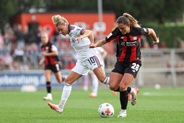 Linda Dallmann (FC Bayern Muenchen) und Paulina Tomasiak (Bayer 04 Leverkusen) im Zweikampf waehrend des Spiels der Frauen Bundesliga zwischen Bayer 04 Leverkusen und FC Bayern Muenchen, Ulrich-Haberland-Stadion am 14. September 2026 in Leverkusen, Deutschland. (Foto von Oliver Kaelke DeFodi Images) +++ Linda Dallmann (FC Bayern Muenchen) und Paulina Tomasiak (Bayer 04 Leverkusen) battle for the ball during the Bundesliga match between Bayer 04 Leverkusen and FC Bayern Muenchen at Ulrich-Haberland-Stadion on September 14, 2026 in Leverkusen, Germany. (Photo by Oliver Kaelke DeFodi Images) DFB DFL REGULATIONS PROHIBIT ANY USE OF PHOTOGRAPHS AS IMAGE SEQUENCES AND OR QUASI-VIDEO. (Photo by Oliver Kaelke DeFodi Images) -