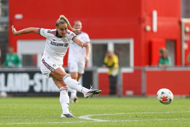 Giulia Gwinn (FC Bayern Muenchen) in Aktion, am Ball, Einzelaktion waehrend des Spiels der Frauen Bundesliga zwischen Bayer 04 Leverkusen und FC Bayern Muenchen, Ulrich-Haberland-Stadion am 14. September 2026 in Leverkusen, Deutschland. (Foto von Oliver Kaelke DeFodi Images) +++ Giulia Gwinn (FC Bayern Muenchen) controls the ball during the Bundesliga match between Bayer 04 Leverkusen and FC Bayern Muenchen at Ulrich-Haberland-Stadion on September 14, 2026 in Leverkusen, Germany. (Photo by Oliver Kaelke DeFodi Images) DFB DFL REGULATIONS PROHIBIT ANY USE OF PHOTOGRAPHS AS IMAGE SEQUENCES AND OR QUASI-VIDEO. (Photo by Oliver Kaelke DeFodi Images) -