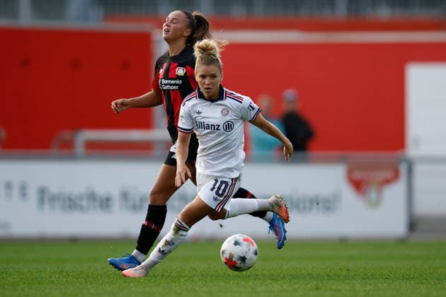 Fußball I Frauen I Saison 2026-2027 I Bundesliga I 4. Spieltag I Bayer 04 Leverkusen - FC Bayern München I 14.09.2026 Linda Dallmann (10, FC Bayern München) gewinnt den Zweikampf gegen Maja Sternad (23, Bayer 04 Leverkusen) Leverkusen Ulrich-Haberland-Stadion Nordrhein-Westfalen Deutschland