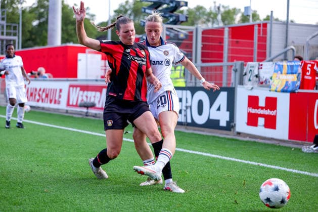 14.09.2026, Fußball, 1. Frauen Bundesliga, Bayer 04 Leverkusen - FC Bayern München, 4. Spieltag, Ulrich-Haberland-Stadion, Saison 2026 27: Paulina Platner (Bayer 04 Leverkusen 06) im Zweikampf gegen Franziska Kett (FC Bayern München 20) DFB regulations prohibit any use of photographs as image sequences and or quasi-video. Nordrhein-Westfalen Deutschland