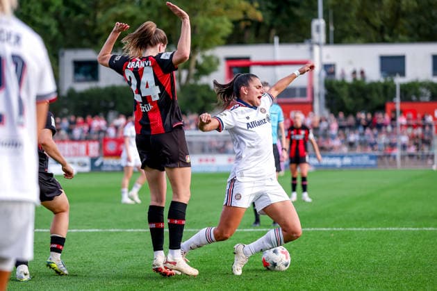 14.09.2026, Fußball, 1. Frauen Bundesliga, Bayer 04 Leverkusen - FC Bayern München, 4. Spieltag, Ulrich-Haberland-Stadion, Saison 2026 27: Lilla Turanyi (Bayer 04 Leverkusen 24) im Zweikampf gegen Jovana Damnjanovic (FC Bayern München 09) DFB regulations prohibit any use of photographs as image sequences and or quasi-video. Nordrhein-Westfalen Deutschland