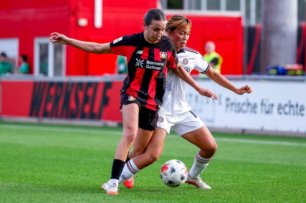 14.09.2026, Fußball, 1. Frauen Bundesliga, Bayer 04 Leverkusen - FC Bayern München, 4. Spieltag, Ulrich-Haberland-Stadion, Saison 2026 27: Loreen Bender (Bayer 04 Leverkusen 19) im Zweikampf gegen Momoko Tanikawa (FC Bayern München 18) DFB regulations prohibit any use of photographs as image sequences and or quasi-video. Nordrhein-Westfalen Deutschland