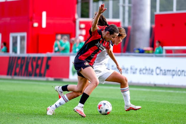 14.09.2026, Fußball, 1. Frauen Bundesliga, Bayer 04 Leverkusen - FC Bayern München, 4. Spieltag, Ulrich-Haberland-Stadion, Saison 2026 27: Loreen Bender (Bayer 04 Leverkusen 19) im Zweikampf gegen Momoko Tanikawa (FC Bayern München 18) DFB regulations prohibit any use of photographs as image sequences and or quasi-video. Nordrhein-Westfalen Deutschland