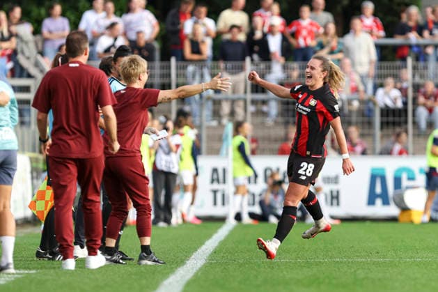 Paulina Tomasiak (Bayer 04 Leverkusen) Torjubel, jubelt nach ihrem Treffer zum 1:0 waehrend des Spiels der Frauen Bundesliga zwischen Bayer 04 Leverkusen und FC Bayern Muenchen, Ulrich-Haberland-Stadion am 14. September 2026 in Leverkusen, Deutschland. (Foto von Oliver Kaelke DeFodi Images) +++ Paulina Tomasiak (Bayer 04 Leverkusen) celebrates after scoring her team s first goal during the Bundesliga match between Bayer 04 Leverkusen and FC Bayern Muenchen at Ulrich-Haberland-Stadion on September 14, 2026 in Leverkusen, Germany. (Photo by Oliver Kaelke DeFodi Images) DFB DFL REGULATIONS PROHIBIT ANY USE OF PHOTOGRAPHS AS IMAGE SEQUENCES AND OR QUASI-VIDEO. (Photo by Oliver Kaelke DeFodi Images) -