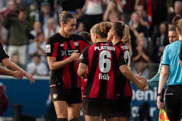 Deutschland: Google Pixel Frauen-Bundesliga 2026 27, 4. Spieltag - Bayer 04 Leverkusen vs. FC Bayern München - 14.09.2026 - Ulrich-Haberland-Stadion Tor zum 1:0 durch Tomasiak Paulina Jubel Freude Emotionen Torjubel Ostermeier Selina