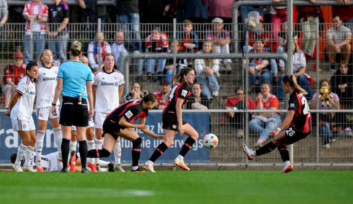 Tomasiak Paulina r. (LEV) schiesst per Freistoss das Tor zum 1:0, Aktion, Fussball Google Pixel Frauen 1. Bundesliga, 4. Spieltag, Bayer 04 Leverkusen (LEV) - FC Bayern München (M), am 14.09.2026 in Leverkusen Deutschland Ulrich-Haberland-Stadion