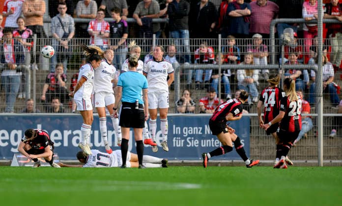 Tomasiak Paulina r. (LEV) schiesst per Freistoss das Tor zum 1:0, Aktion, Fussball Google Pixel Frauen 1. Bundesliga, 4. Spieltag, Bayer 04 Leverkusen (LEV) - FC Bayern München (M), am 14.09.2026 in Leverkusen Deutschland Ulrich-Haberland-Stadion