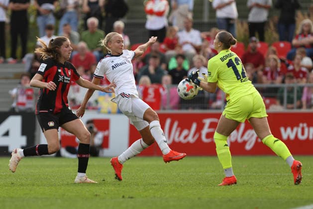 Lilla Turanyi (Bayer 04 Leverkusen), Pernille Harder (FC Bayern Muenchen) und Torfrau Rafaela Borggraefe (Bayer 04 Leverkusen) im Zweikampf waehrend des Spiels der Frauen Bundesliga zwischen Bayer 04 Leverkusen und FC Bayern Muenchen, Ulrich-Haberland-Stadion am 14. September 2026 in Leverkusen, Deutschland. (Foto von Oliver Kaelke DeFodi Images) +++ Lilla Turanyi (Bayer 04 Leverkusen), Pernille Harder (FC Bayern Muenchen) und Torfrau Rafaela Borggraefe (Bayer 04 Leverkusen) battle for the ball during the Bundesliga match between Bayer 04 Leverkusen and FC Bayern Muenchen at Ulrich-Haberland-Stadion on September 14, 2026 in Leverkusen, Germany. (Photo by Oliver Kaelke DeFodi Images) DFB DFL REGULATIONS PROHIBIT ANY USE OF PHOTOGRAPHS AS IMAGE SEQUENCES AND OR QUASI-VIDEO. (Photo by Oliver Kaelke DeFodi Images) -