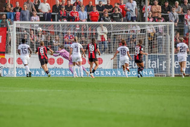 14.09.2026, xgrfx, Fussball Google Pixel Frauen-Bundesliga, Bayer Leverkusen - FC Bayern München v.l. Tor, Paulina Tomasiak zum 1:0 (Bayer Leverkusen) Leverkusen