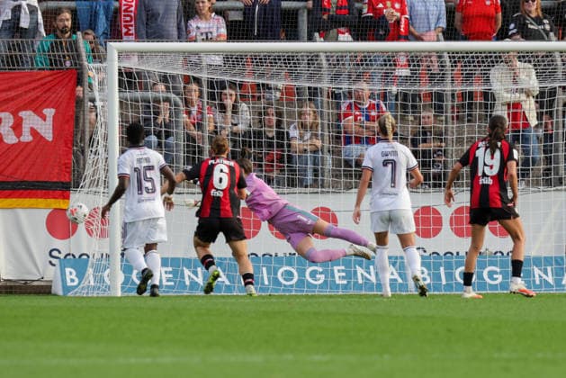 14.09.2026, xgrfx, Fussball Google Pixel Frauen-Bundesliga, Bayer Leverkusen - FC Bayern München v.l. Tor, Paulina Tomasiak zum 1:0 (Bayer Leverkusen) Leverkusen