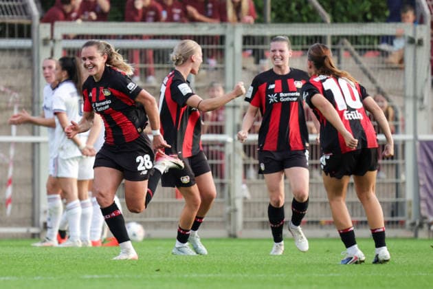 14.09.2026, xgrfx, Fussball Google Pixel Frauen-Bundesliga, Bayer Leverkusen - FC Bayern München v.l. Tor, Paulina Tomasiak zum 1:0 (Bayer Leverkusen) Leverkusen