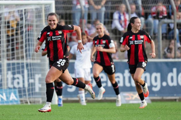 14.09.2026, xgrfx, Fussball Google Pixel Frauen-Bundesliga, Bayer Leverkusen - FC Bayern München v.l. Tor, Paulina Tomasiak zum 1:0 (Bayer Leverkusen) Leverkusen