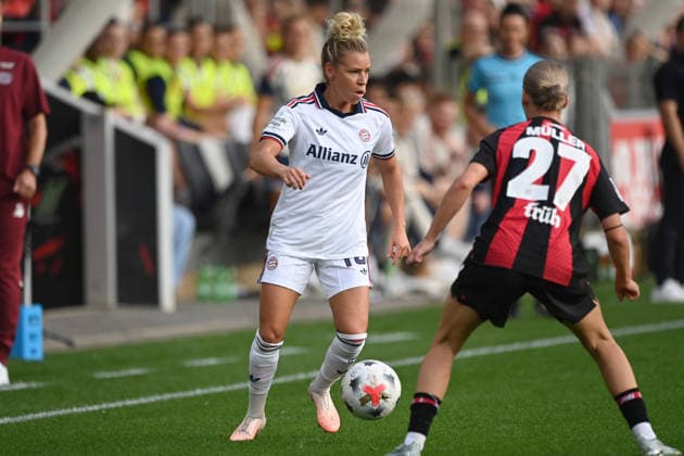 Linda DALLMANN (M) gegen Marlene MUeLLer (Müller, LEV) Aktion, Zweikampf, Bayer 04 Leverkusen - FC Bayern Muenchen Fussball Google Pixel Bundesliga der Frauen Saison 2026 2027, 4.Spieltag, Spieltag4, matchday4, am 14.09.2026 im Ulrich Habeland-Stadion Leverkusen, Â