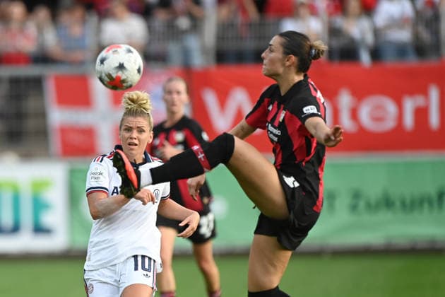 Linda DALLMANN (M) gegen Selina OSTERMEIER (LEV) Aktion, Zweikampf, Bayer 04 Leverkusen - FC Bayern Muenchen Fussball Google Pixel Bundesliga der Frauen Saison 2026 2027, 4.Spieltag, Spieltag4, matchday4, am 14.09.2026 im Ulrich Habeland-Stadion Leverkusen, Â