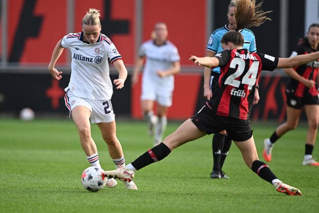 Franziska KETT (M) gegen Lilla TURANYI (LEV) Aktion, Zweikampf, Bayer 04 Leverkusen - FC Bayern Muenchen Fussball Google Pixel Bundesliga der Frauen Saison 2026 2027, 4.Spieltag, Spieltag4, matchday4, am 14.09.2026 im Ulrich Habeland-Stadion Leverkusen, Â