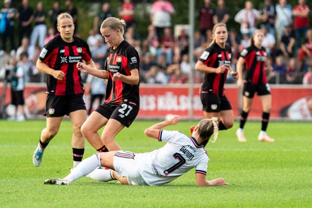 Deutschland: Google Pixel Frauen-Bundesliga 2026 27, 4. Spieltag - Bayer 04 Leverkusen vs. FC Bayern München - 14.09.2026 - Ulrich-Haberland-Stadion Müller Marlene Gwinn Giulia Zweikampf Duell