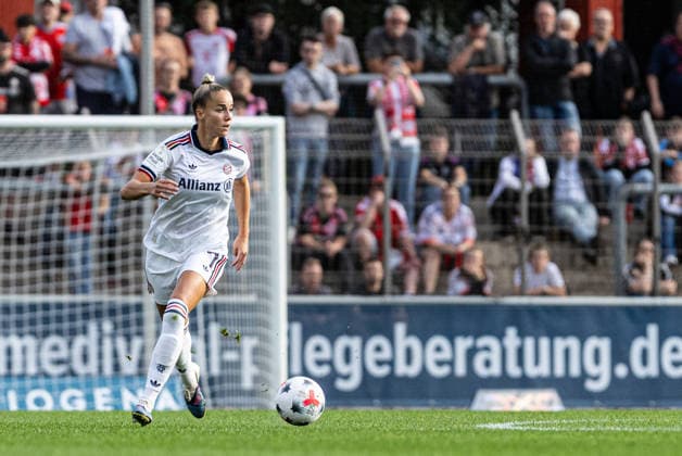 Google Pixel Frauen Bundesliga: Bayer 04 Leverkusen - FC Bayern München;14.09.2026 Giulia Gwinn (FC Bayern München, 7) Frauen Bundesliga Google Pixel Frauen Bundesliga 26 27: Bayer 04 Leverkusen - FC Bayern München; Ulrich-Haberland-Stadion, Leverkusen; 14.09.2026 DFL regulations prohibit any use of photographs as image sequences and or quasi video.