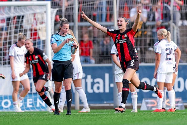 14.09.2026, Fußball, 1. Frauen Bundesliga, Bayer 04 Leverkusen - FC Bayern München, 4. Spieltag, Ulrich-Haberland-Stadion, Saison 2026 27: Torjubel nach dem Tor zum 1:0 durch Torschütze Paulina Tomasiak (Bayer 04 Leverkusen 28)- Im Bild Selina Ostermeier (Bayer 04 Leverkusen 02) jubelnd DFB regulations prohibit any use of photographs as image sequences and or quasi-video. Nordrhein-Westfalen Deutschland