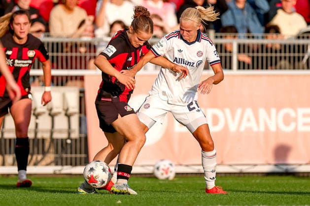 14.09.2026, Fußball, 1. Frauen Bundesliga, Bayer 04 Leverkusen - FC Bayern München, 4. Spieltag, Ulrich-Haberland-Stadion, Saison 2026 27: Paulina Platner (Bayer 04 Leverkusen 06) im Zweikampf gegen Pernille Harder (FC Bayern München 21) DFB regulations prohibit any use of photographs as image sequences and or quasi-video. Nordrhein-Westfalen Deutschland