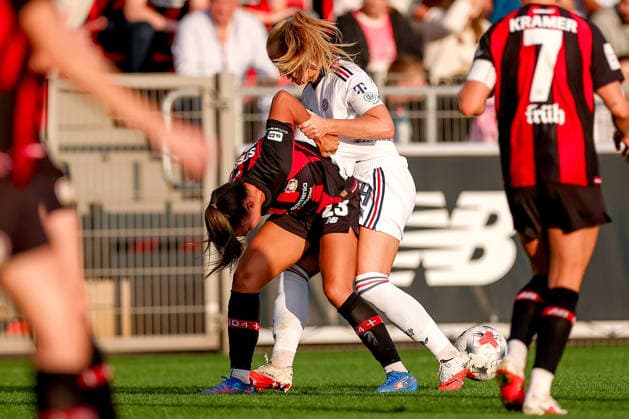 14.09.2026, Fußball, 1. Frauen Bundesliga, Bayer 04 Leverkusen - FC Bayern München, 4. Spieltag, Ulrich-Haberland-Stadion, Saison 2026 27: Maja Sternad (Bayer 04 Leverkusen 23) im Zweikampf gegen Glodis Viggosdottir (FC Bayern München 04) DFB regulations prohibit any use of photographs as image sequences and or quasi-video. Nordrhein-Westfalen Deutschland