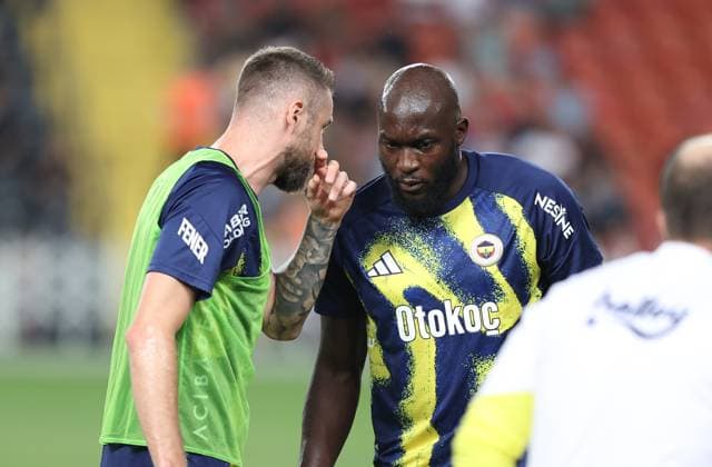 Gaziantep FK v Fenerbahce - Turkish Super Lig GAZIANTEP, TURKIYE - SEPTEMBER 14: Romelu Lukaku (R) and Milan Skriniar (L) of Fenerbahce warm up on the field ahead of the Turkish Super Lig Week 5 match between Gaziantep FK and Fenerbahce at Gaziantep Buyuksehir Stadium in Gaziantep, Turkiye, on September 14, 2026. Omer Faruk Salman Anadolu Gaziantep Turkey. Editorial use only. Please get in touch for any other usage.  Copyright: x2026xAnadoluxOmerxFarukxSalmanx