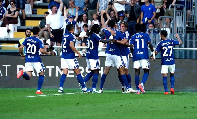 Foto IPP Albano Angilletta Como 14 09 2026 Calcio Campionato di serie A 2026 2027 Como - Parma nella foto: Jacobo Ramon esulta con Nico Paz dopo il gol Italy Photo Press World Copyright italy ITALY  Copyright: xR4924_italyphotopressx
