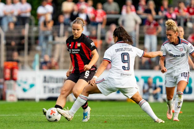 Paulina Platner (Bayer 04 Leverkusen, 06) gegen Jovana Damnjanovic (FC Bayern Muenchen, 09) Bayer 04 Leverkusen vs. FC Bayern Muenchen, Fussball, Google Pixel Frauen-Bundesliga, 4. Spieltag, Saison 2026 2027, 14.09.2026 DFB REGULATIONS PROHIBIT ANY USE OF PHOTOGRAPHS AS IMAGE SEQUENCES AND OR QUASI-VIDEO Bayer 04 Leverkusen vs. FC Bayern Muenchen, Fussball, Google Pixel Frauen-Bundesliga, 4. Spieltag, Saison 2026 2027, 14.09.2026 Leverkusen