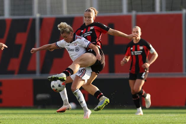 Linda Dallmann (FC Bayern Muenchen) und Paulina Platner (Bayer 04 Leverkusen) im Zweikampf waehrend des Spiels der Frauen Bundesliga zwischen Bayer 04 Leverkusen und FC Bayern Muenchen, Ulrich-Haberland-Stadion am 14. September 2026 in Leverkusen, Deutschland. (Foto von Oliver Kaelke DeFodi Images) +++ Linda Dallmann (FC Bayern Muenchen) und Paulina Platner (Bayer 04 Leverkusen) battle for the ball during the Bundesliga match between Bayer 04 Leverkusen and FC Bayern Muenchen at Ulrich-Haberland-Stadion on September 14, 2026 in Leverkusen, Germany. (Photo by Oliver Kaelke DeFodi Images) DFB DFL REGULATIONS PROHIBIT ANY USE OF PHOTOGRAPHS AS IMAGE SEQUENCES AND OR QUASI-VIDEO. (Photo by Oliver Kaelke DeFodi Images) -