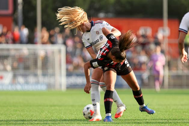 Glodis Perla Viggosdottir (FC Bayern Muenchen) und Maja Sternad (Bayer 04 Leverkusen) im Zweikampf waehrend des Spiels der Frauen Bundesliga zwischen Bayer 04 Leverkusen und FC Bayern Muenchen, Ulrich-Haberland-Stadion am 14. September 2026 in Leverkusen, Deutschland. (Foto von Oliver Kaelke DeFodi Images) +++ Glodis Perla Viggosdottir (FC Bayern Muenchen) und Maja Sternad (Bayer 04 Leverkusen) battle for the ball during the Bundesliga match between Bayer 04 Leverkusen and FC Bayern Muenchen at Ulrich-Haberland-Stadion on September 14, 2026 in Leverkusen, Germany. (Photo by Oliver Kaelke DeFodi Images) DFB DFL REGULATIONS PROHIBIT ANY USE OF PHOTOGRAPHS AS IMAGE SEQUENCES AND OR QUASI-VIDEO. (Photo by Oliver Kaelke DeFodi Images) -