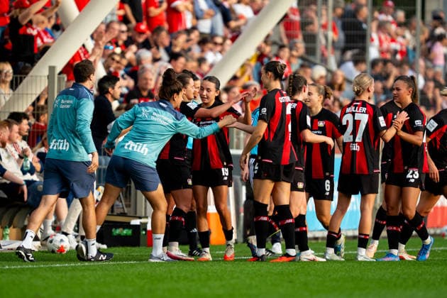 Die Mannschaft bejubelt das 1:0 durch Paulina Tomasiak (Bayer 04 Leverkusen, 28) Bayer 04 Leverkusen vs. FC Bayern Muenchen, Fussball, Google Pixel Frauen-Bundesliga, 4. Spieltag, Saison 2026 2027, 14.09.2026 DFB REGULATIONS PROHIBIT ANY USE OF PHOTOGRAPHS AS IMAGE SEQUENCES AND OR QUASI-VIDEO Bayer 04 Leverkusen vs. FC Bayern Muenchen, Fussball, Google Pixel Frauen-Bundesliga, 4. Spieltag, Saison 2026 2027, 14.09.2026 Leverkusen
