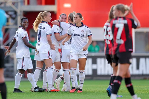 14.09.2026, Fußball, 1. Frauen Bundesliga, Bayer 04 Leverkusen - FC Bayern München, 4. Spieltag, Ulrich-Haberland-Stadion, Saison 2026 27: Torjubel nach dem Tor zum 1:1 durch Torschütze Vanessa Gilles (FC Bayern München 02) zusammen mit Glodis Viggosdottir (FC Bayern München 04) Bernadette Amani (FC Bayern München 15) Giulia Gwinn (FC Bayern München 07) DFB regulations prohibit any use of photographs as image sequences and or quasi-video. Nordrhein-Westfalen Deutschland