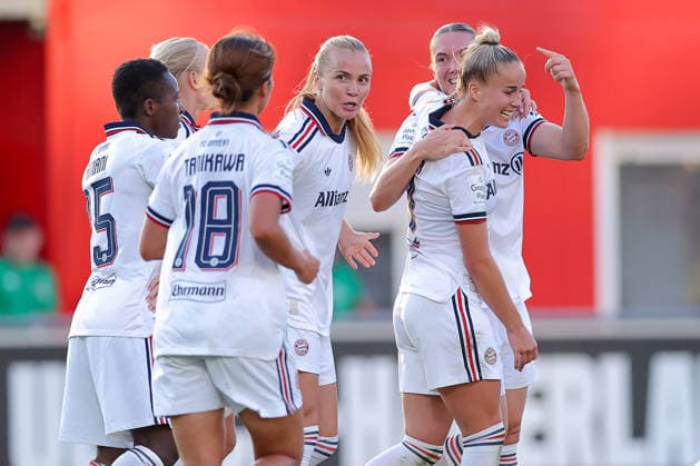 14.09.2026, Fußball, 1. Frauen Bundesliga, Bayer 04 Leverkusen - FC Bayern München, 4. Spieltag, Ulrich-Haberland-Stadion, Saison 2026 27: Torjubel nach dem Tor zum 1:1 durch Torschütze Vanessa Gilles (FC Bayern München 02) zusammen mit Giulia Gwinn (FC Bayern München 07) Momoko Tanikawa (FC Bayern München 18) Bernadette Amani (FC Bayern München 15) DFB regulations prohibit any use of photographs as image sequences and or quasi-video. Nordrhein-Westfalen Deutschland