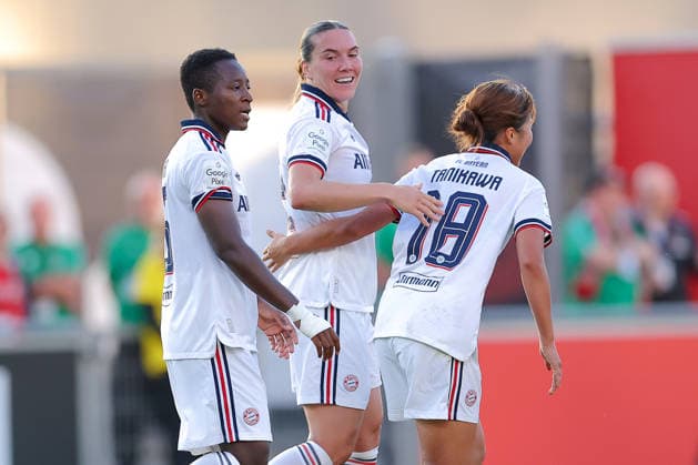 14.09.2026, Fußball, 1. Frauen Bundesliga, Bayer 04 Leverkusen - FC Bayern München, 4. Spieltag, Ulrich-Haberland-Stadion, Saison 2026 27: Torjubel nach dem Tor zum 1:1 durch Torschütze Vanessa Gilles (FC Bayern München 02) zusammen mit DFB regulations prohibit any use of photographs as image sequences and or quasi-video. Nordrhein-Westfalen Deutschland