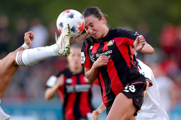 14.09.2026, Fußball, 1. Frauen Bundesliga, Bayer 04 Leverkusen - FC Bayern München, 4. Spieltag, Ulrich-Haberland-Stadion, Saison 2026 27: Loreen Bender (Bayer 04 Leverkusen 19) im Zweikampf gegen Jovana Damnjanovic (FC Bayern München 09) DFB regulations prohibit any use of photographs as image sequences and or quasi-video. Nordrhein-Westfalen Deutschland