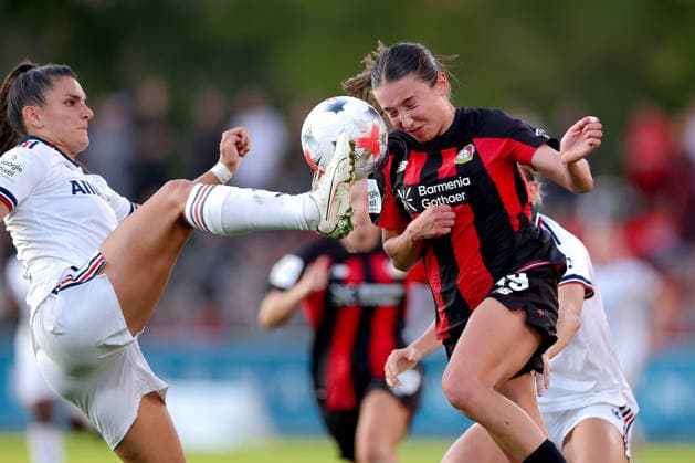 14.09.2026, Fußball, 1. Frauen Bundesliga, Bayer 04 Leverkusen - FC Bayern München, 4. Spieltag, Ulrich-Haberland-Stadion, Saison 2026 27: Loreen Bender (Bayer 04 Leverkusen 19) im Zweikampf gegen xxxxx DFB regulations prohibit any use of photographs as image sequences and or quasi-video. Nordrhein-Westfalen Deutschland
