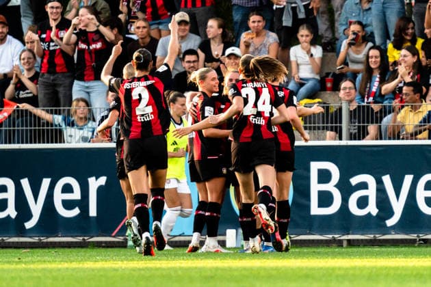 Deutschland: Google Pixel Frauen-Bundesliga 2026 27, 4. Spieltag - Bayer 04 Leverkusen vs. FC Bayern München - 14.09.2026 - Ulrich-Haberland-Stadion Tor zum 2:1 durch Tomasiak Paulina Jubel Freude Emotionen Torjubel Ostermeier Selina Turanyi Lilla
