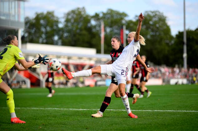 (l-r) Torwart Torhüterin Borggräfe Rafaela (LEV), Turanyi Lilla (LEV), Pernille HARDER (M) Aktion, Zweikampf, Torchance, Fussball Google Pixel Frauen 1. Bundesliga, 4. Spieltag, Bayer 04 Leverkusen (LEV) - FC Bayern München (M), am 14.09.2026 in Leverkusen Deutschland Ulrich-Haberland-Stadion
