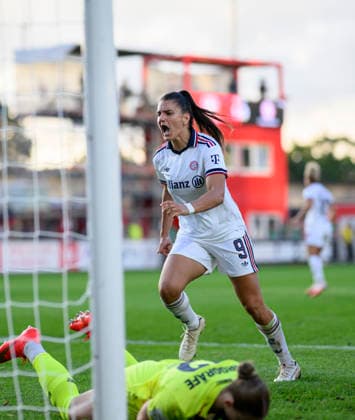Jubel Jovana DAMNJANOVIC (M), vorne am Boden Torwart Torhüterin Borggräfe Rafaela (LEV). Fussball Google Pixel Frauen 1. Bundesliga, 4. Spieltag, Bayer 04 Leverkusen (LEV) - FC Bayern München (M), am 14.09.2026 in Leverkusen Deutschland Ulrich-Haberland-Stadion