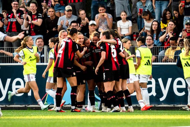 Deutschland: Google Pixel Frauen-Bundesliga 2026 27, 4. Spieltag - Bayer 04 Leverkusen vs. FC Bayern München - 14.09.2026 - Ulrich-Haberland-Stadion Tor zum 2:1 durch Tomasiak Paulina Jubel Freude Emotionen Torjubel Ostermeier Selina Turanyi Lilla