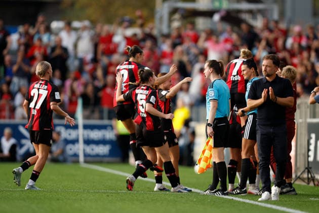 Fußball I Frauen I Saison 2026-2027 I Bundesliga I 4. Spieltag I Bayer 04 Leverkusen - FC Bayern München I 14.09.2026 Bayer 04 Leverkusen Jubelt mit der Torschützin zum 1:0 Paulina Tomasiak (28, Bayer 04 Leverkusen) Leverkusen Ulrich-Haberland-Stadion Nordrhein-Westfalen Deutschland
