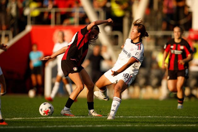 Fußball I Frauen I Saison 2026-2027 I Bundesliga I 4. Spieltag I Bayer 04 Leverkusen - FC Bayern München I 14.09.2026 Loreen Bender (19, Bayer 04 Leverkusen) und Momoko Tanikawa (18, FC Bayern München) im Zweikampf Leverkusen Ulrich-Haberland-Stadion Nordrhein-Westfalen Deutschland