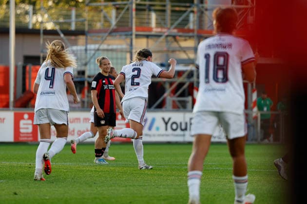 Fußball I Frauen I Saison 2026-2027 I Bundesliga I 4. Spieltag I Bayer 04 Leverkusen - FC Bayern München I 14.09.2026 Vanessa Gilles (2, FC Bayern München) Jubelt nach dem 1:1 Ausgleichstreffer Leverkusen Ulrich-Haberland-Stadion Nordrhein-Westfalen Deutschland