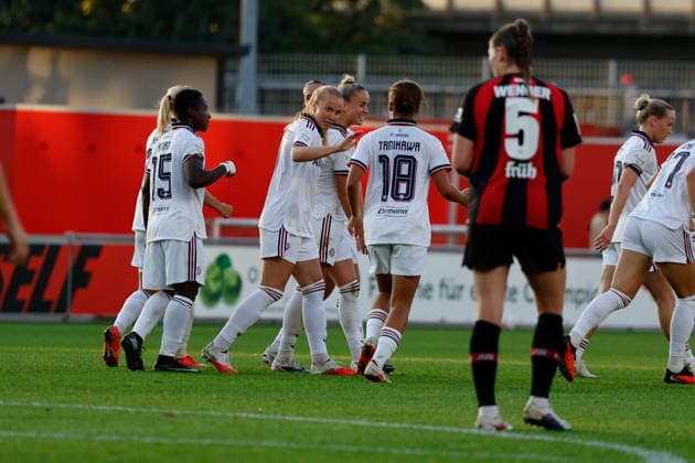 Fußball I Frauen I Saison 2026-2027 I Bundesliga I 4. Spieltag I Bayer 04 Leverkusen - FC Bayern München I 14.09.2026 Bernadette Amani (15, FC Bayern München) Giulia Gwinn (7, FC Bayern München) Momoko Tanikawa (18, FC Bayern München) und der Rest vom FC Bayern München Jubeln nach dem 1:1 Ausgleichstreffer. Leverkusen Ulrich-Haberland-Stadion Nordrhein-Westfalen Deutschland