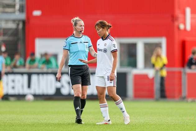 Leverkusen, Germany - 14 September: Momoko Tanikawa of Bayern Munich W and Anna Lena Heidenreich (Referee) speak together during the Bundesliga Women Round 4 match between Bayer Leverkusen W vs Bayern Munich W at Ulrich Haberland Stadion on 14 September 2026. Copyright: xOPAxImagesxJavadxMohammadpourx