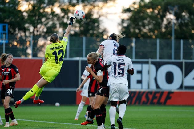 Fußball I Frauen I Saison 2026-2027 I Bundesliga I 4. Spieltag I Bayer 04 Leverkusen - FC Bayern München I 14.09.2026 Rafaela Borggräfe (12, Bayer 04 Leverkusen) faustet den Ball nach einer Ecke. Leverkusen Ulrich-Haberland-Stadion Nordrhein-Westfalen Deutschland
