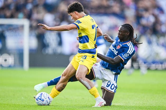 Como™s Moise Kean fights for the ball with Parma™s Simone Lontani during the Serie A soccer match between Como Calcio and Parma Calcio 1913 at the Giuseppe Sinigaglia stadium in Como, north Italy - September 14, 2026 - Soccer.  Copyright: xTizianoxBallabio LaPressex