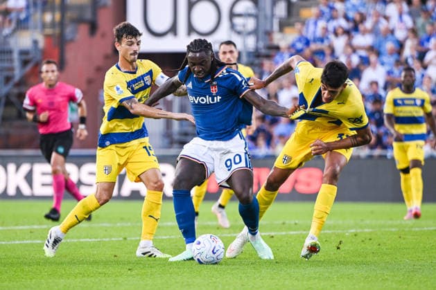 Como™s Moise Kean fights for the ball during the Serie A soccer match between Como Calcio and Parma Calcio 1913 at the Giuseppe Sinigaglia stadium in Como, north Italy - September 14, 2026 - Soccer.  Copyright: xTizianoxBallabio LaPressex