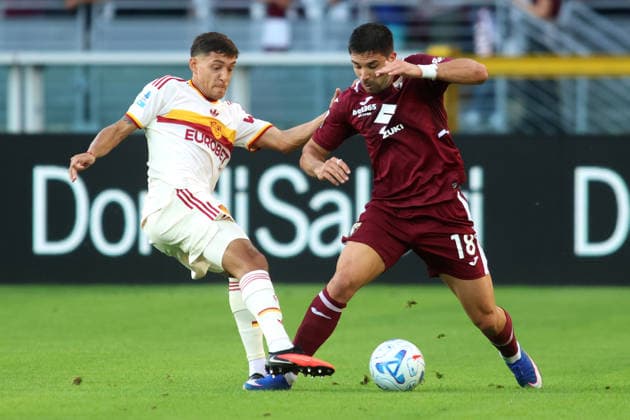 2026-09-14 Torino FC v AS Roma - Serie A TURIN, ITALY - SEPTEMBER 14: Nahuel Molina of AS Roma, Giovanni Simeone of Torino FC during the Serie A match between Torino FC and AS Roma at Stadio Olimpico di Torino on September 14, 2026 in Turin, Italy. (Photo by Nderim Kaceli BSR Agency) Turin Italy Content not available for redistribution in The Netherlands directly or indirectly through any third parties. Copyright: xBSRxAgencyx