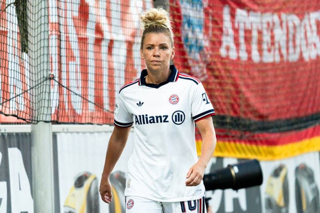 Deutschland: Google Pixel Frauen-Bundesliga 2026 27, 4. Spieltag - Bayer 04 Leverkusen vs. FC Bayern München - 14.09.2026 - Ulrich-Haberland-Stadion Dallmann Linda Auswechslung verlässt das Feld